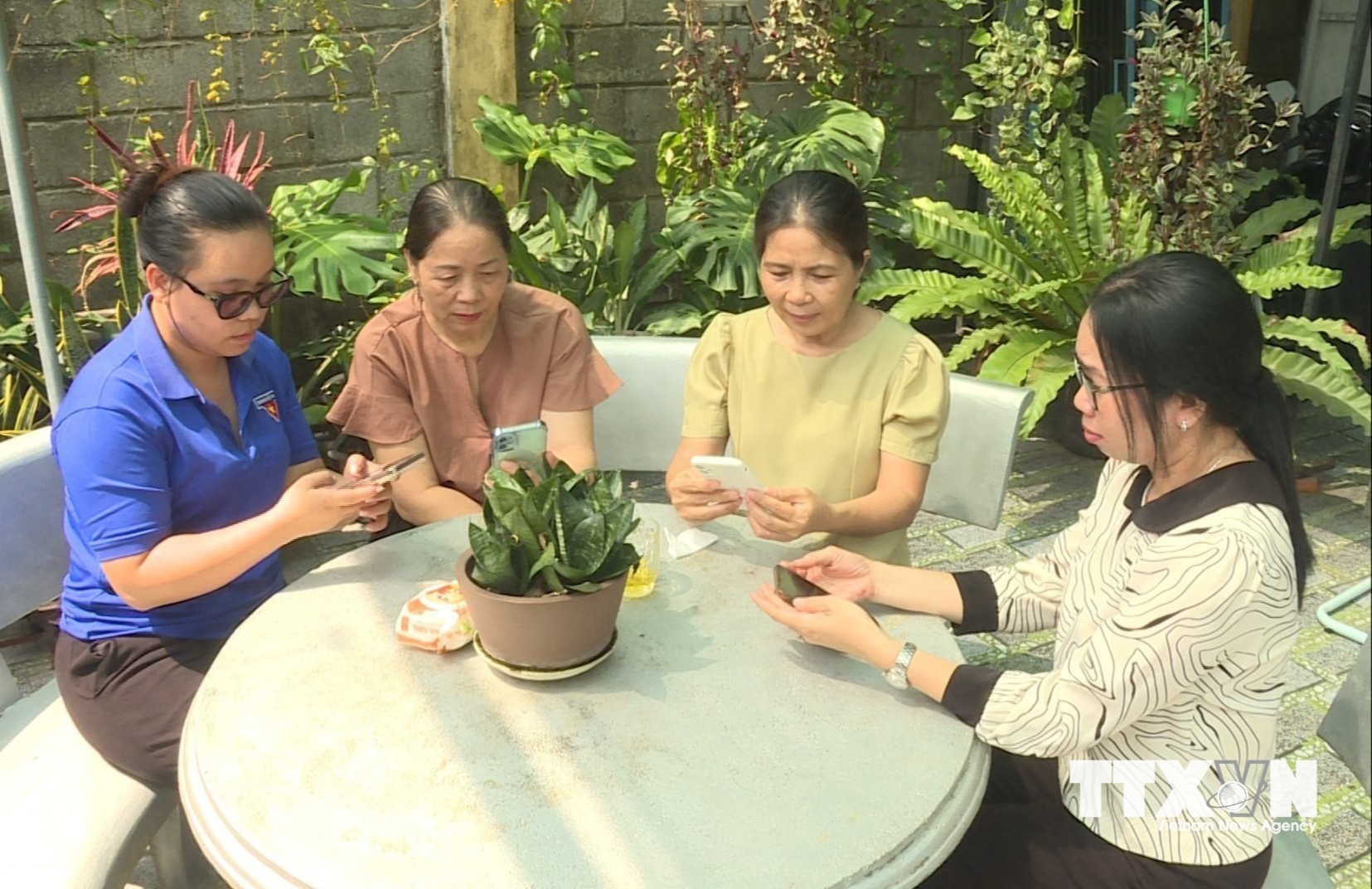 Tại nhiều địa phương, thanh niên trở thành lực lượng nòng cốt phối hợp với các Tổ công nghệ số cộng đồng tuyên truyền, trực tiếp hỗ trợ những người dân thực hiện dịch vụ công trực tuyến. (Ảnh: Hữu Duyên/TTXVN)